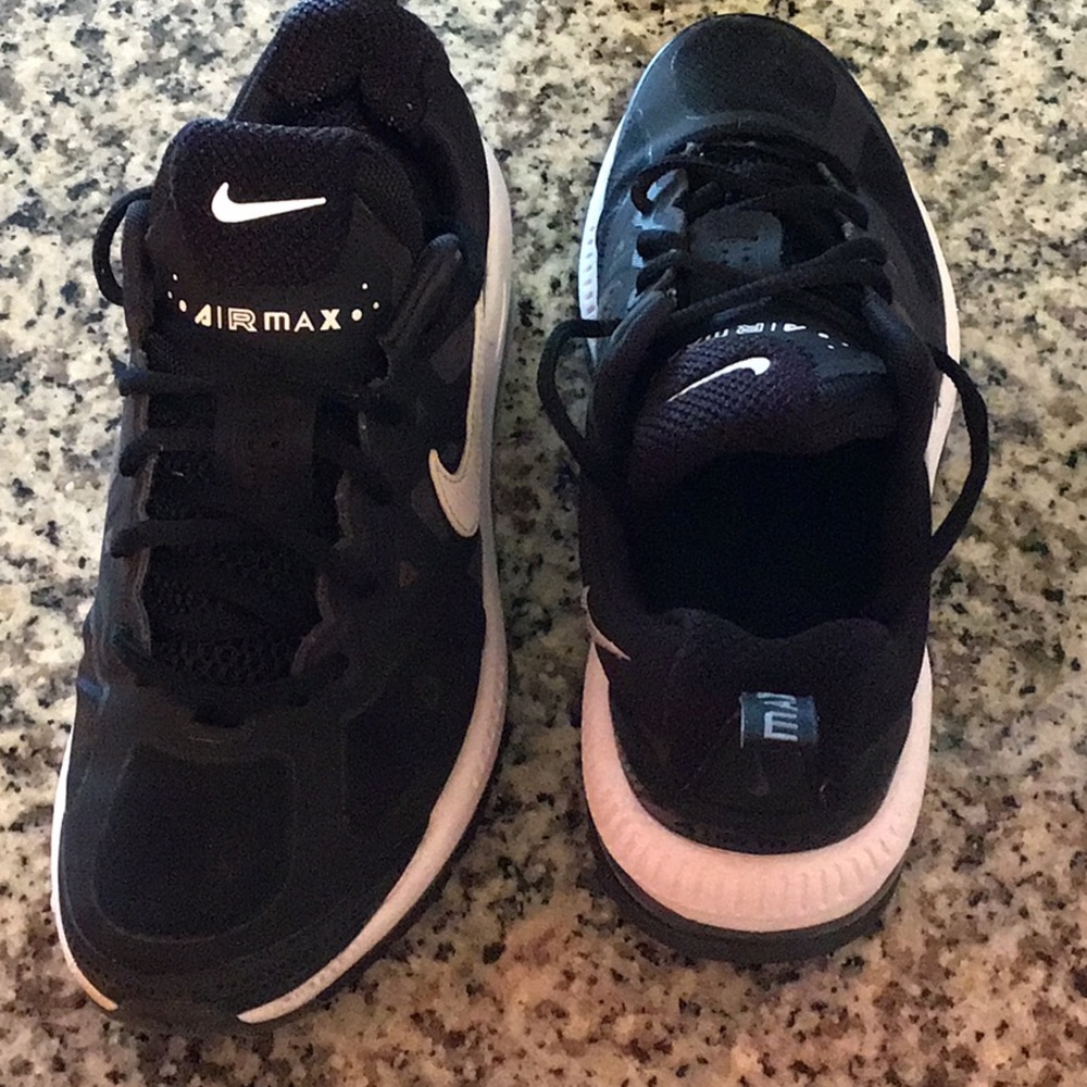 Nike Black and White Sneakers Sleek Low-Top Design - Picture 3 of 8